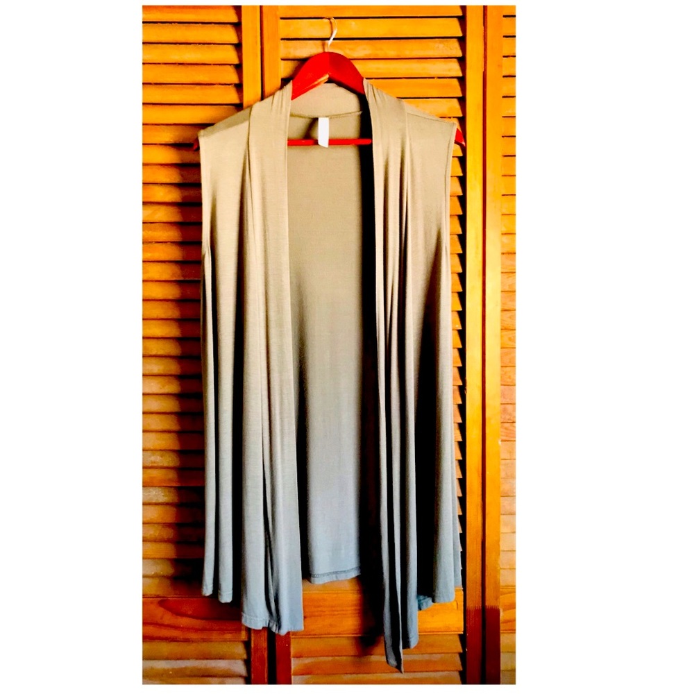 NWOT Sofra Activewear Short-sleeved Open Cardigan